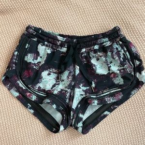 Lululemon Hotty Hot Low-Rise Line Short 2.5”